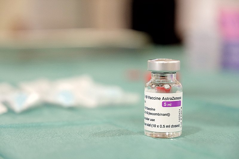 Muestra de la vacuna contra la COVID19 Oxford AstraZeneca. Autor: Generalitat de Catalunya, 09/02/2021. Fuente: Flickr 