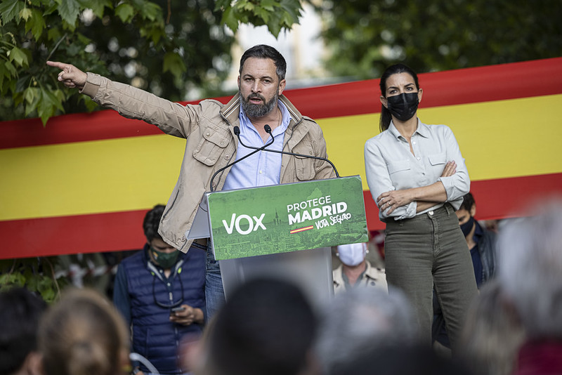 Acto de campaña de Santiago Abascal y Rocío Monasterio en campaña Aranjuez. Autor: Vox España, 28/04/2021. Fuente: Flickr