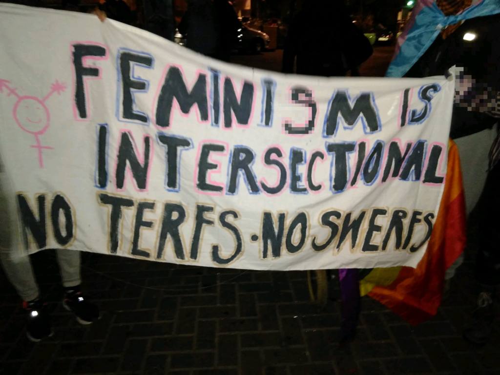Pancarta a favor del feminismo interseccional y en contra del TERF. Autor: Charles Hutchins, 09/03/2020. Fuente: Flickr (CC BY-SA 2.0.)