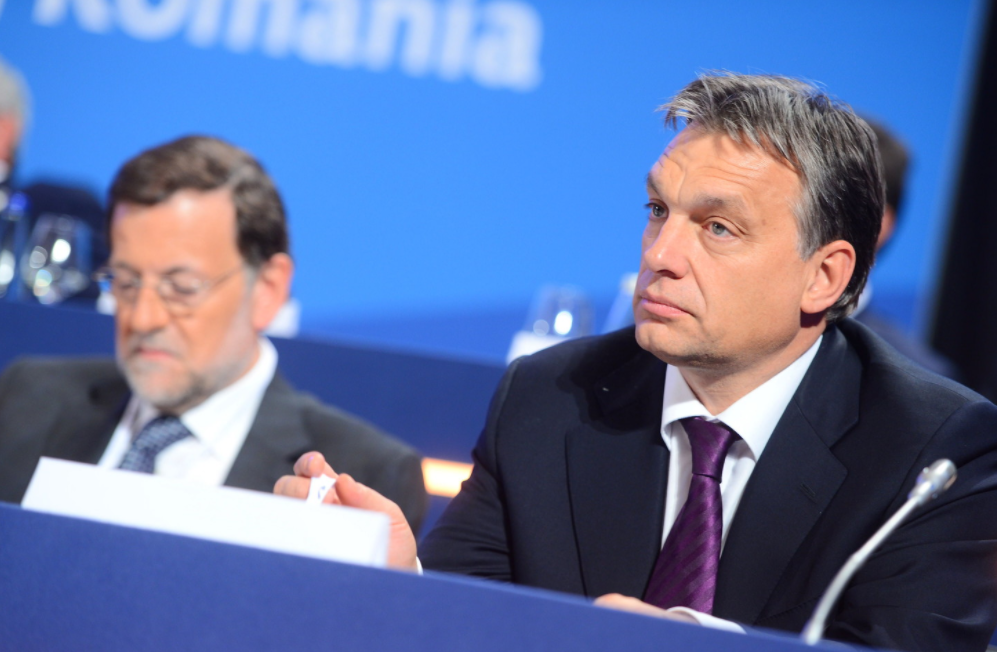 Viktor Orbán durante una sesión del Parlamento Europeo con Mariano Rajoy al fondo. Autor: Partido Popular Europeo. Fuente: Flickr (CC BY 2.0.) extrema derecha europea