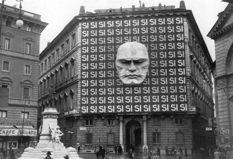 La sede del Partido Nacional Fascista en Roma en 1934. El autoritarismo es un rasgo inherente al fascismo. Autor: Recuerdos de Pandora, 1934. Fuente: Flickr (CC BY-SA 2.0.)
