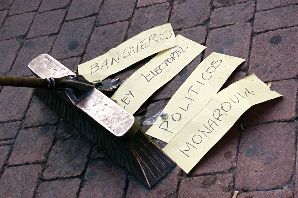 Fotografía artística sobre las reivindicaciones del 15M titulada ‘Barriendo la mierda’. Autor: Gaelx. 21/05/2011. Fuente: Flickr (CC BY-SA 2.0)