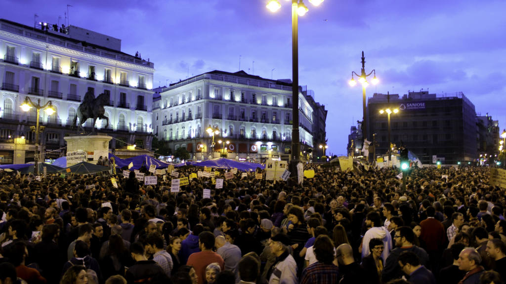 Acampada en la Puerta del Sol, Madrid, el 15M. Autor: Carlos Daniel Gomero, 18/05/2011. Fuente: Flickr (CC BY 2.0)