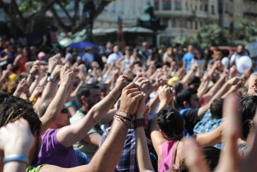 Los manifestantes se cogen de las manos en la Plaça de l’Ajuntament, Valencia. Autor: Marcos Saul Ortiz. 21/05/2011. Fuente: Flickr (CC BY-SA 2.0)