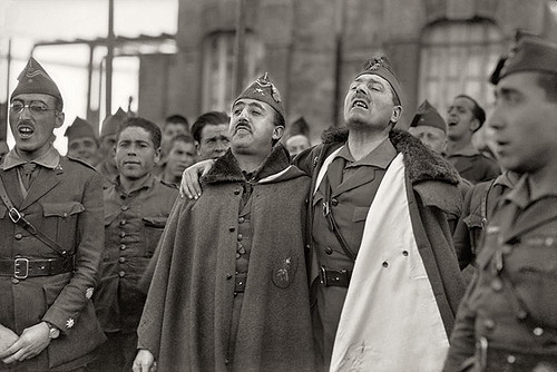 Francisco Franco y José Millán Astray junto a soldados de La Legión