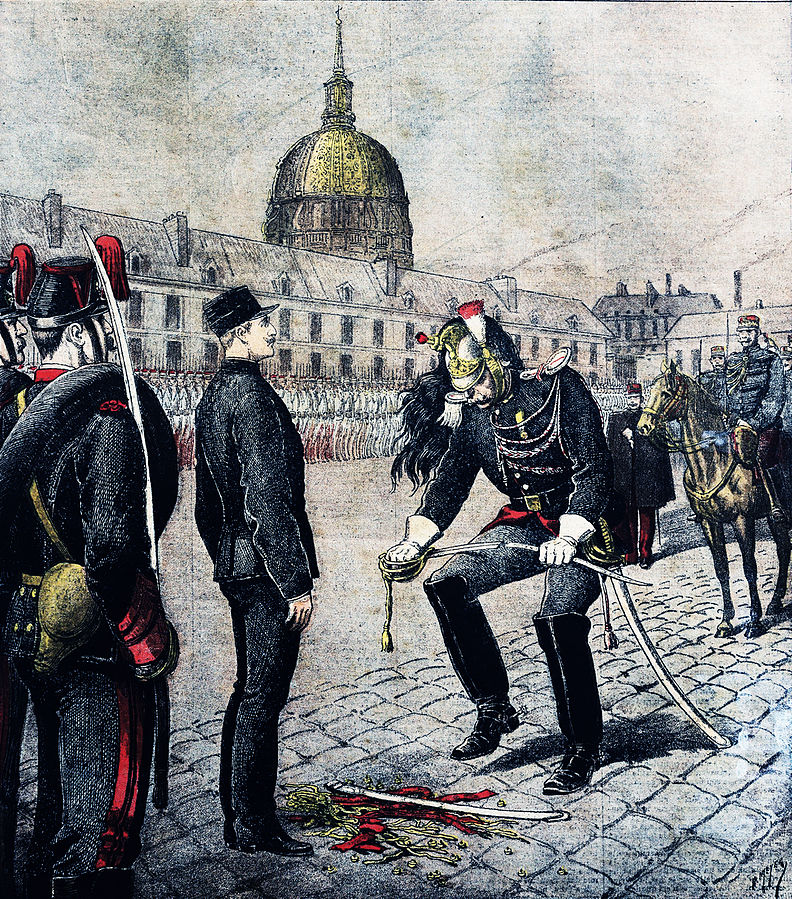 Momento de la humillación pública al militar Alfred Dreyfus mediante la destrucción de su sable. Autor: Henri Meyer, 13(02/1895