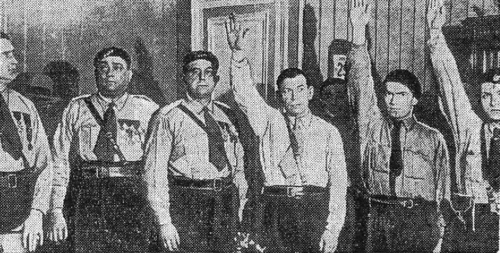 Marcel Bucard, dirigente de Le Francisme, posando junto a compañeros que realizan el saludo fascista.