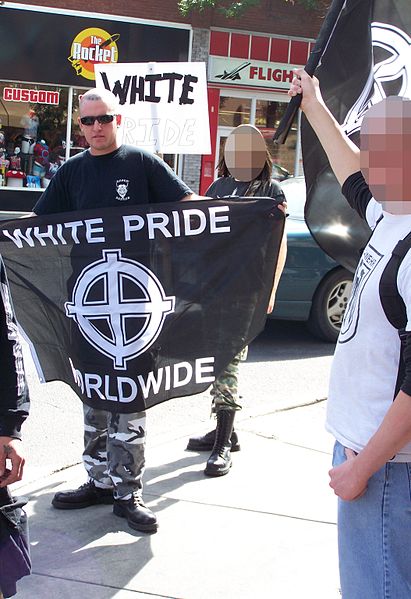 Neonazi canadiense con la bandera “Orgullo Blanco en todo el mundo” y la Cruz Celta. Autor: Thivierr, 25/08/2007. Fuente: Filckr (CC BY-SA 2.5)