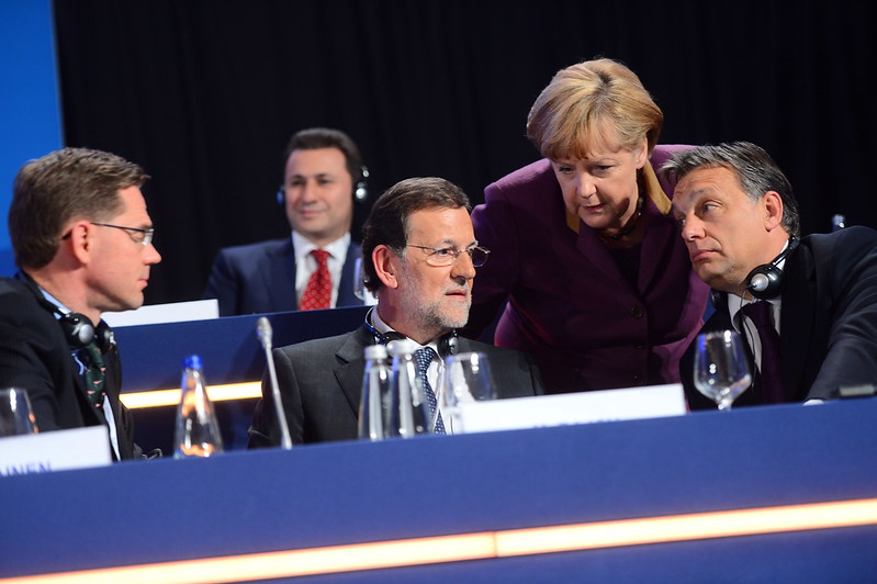Viktor Orbán conversando con Ángela Merkel y Mariano Rajoy. Autor: European People’s Party, 17/10/2012. Fuente: Flickr (CC BY 2.0).