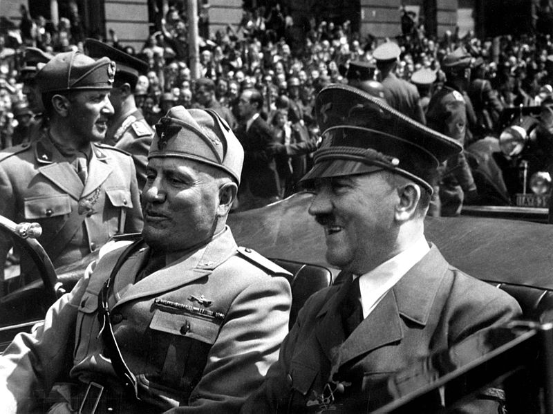 Benito Mussolini y Adolf Hitler en un coche. Autor: Eva Braun, 1940. Fuente: Wikimedia Commons