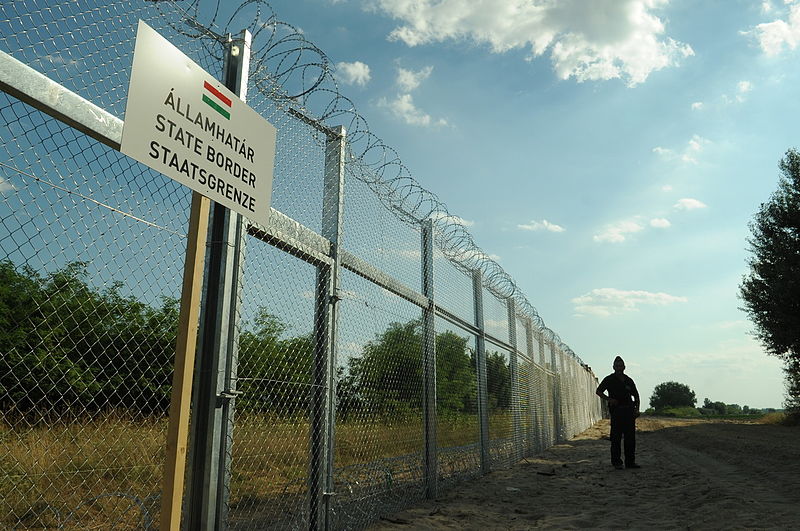 Barrera en la frontera entre Hungría y Serbia. Autor: Délmagyarország/Schmidt Andrea, 21/07/2015. Fuente: Délmagyarország (CC BY-SA 3.0).