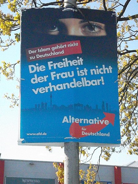 Cartel propagandístico de Alternativa para Alemania que dice: “El Islam no pertenece a Alemania. ¡La libertad de las mujeres no es negociable!" Autor: Rosenkohl, 03/05/2018. Fuente: Wikimedia Commons (CC BY-SA 4.0)
