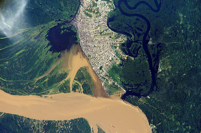 Vista aérea del área metropolitana de Iquitos en Perú, la ciudad más grande y poblada del mundo sin conexión terrestre a otra ciudad. Autor: NASA (2012). Fuente: Gateway to Astronaut Photography of Earth.