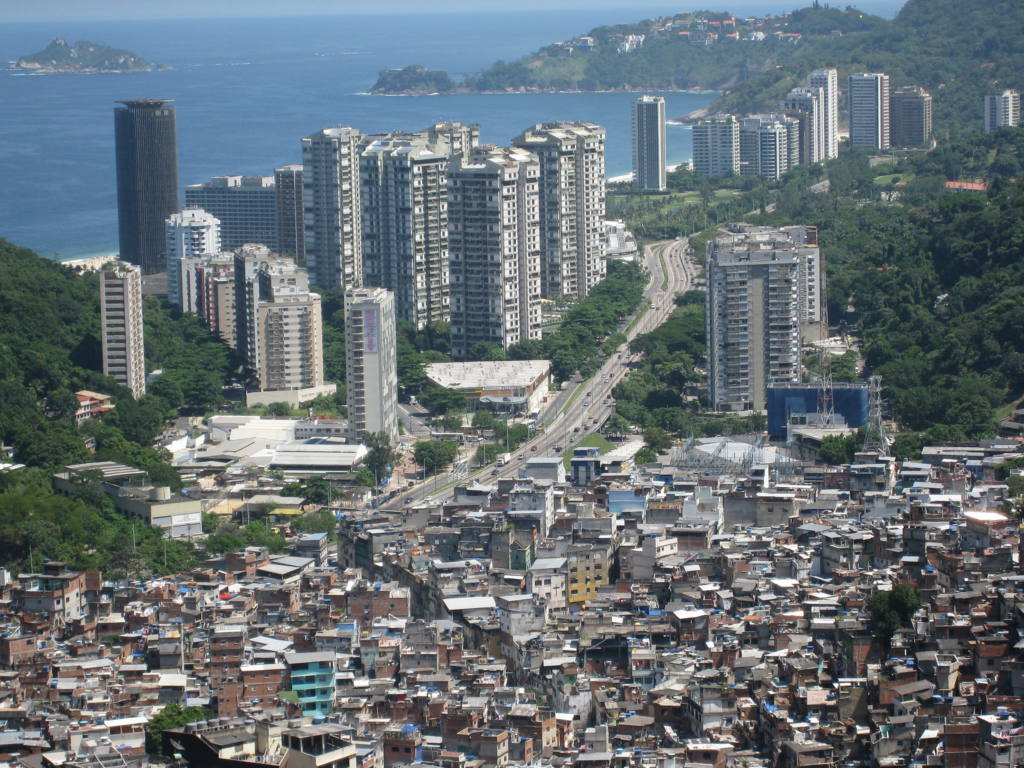 Favela Rocinha en Río de Janeiro colindado con un complejo de urbanizaciones. Autor: AHLN, 21/03/2008. Fuente: Flickr (CC BY 2.0).