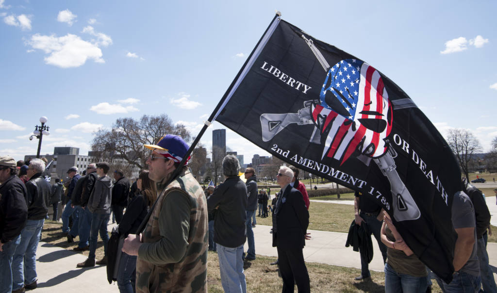 Hombre portando una bandera con el lema ‘’Libertad o muerte’’ en una manifestación pro-armas en EEUU. Autor: Fibonacci Blue, 28/04/2018. Fuente: Wikimedia Commons CC-BY-2.0