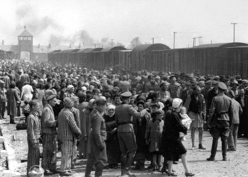 "Selección" de judíos húngaros en la rampa de Auschwitz-II-Birkenau en la Polonia ocupada por los alemanes, mayo / junio de 1944, durante la fase final del Holocausto. Los judíos fueron enviados a trabajar o a la cámara de gas.