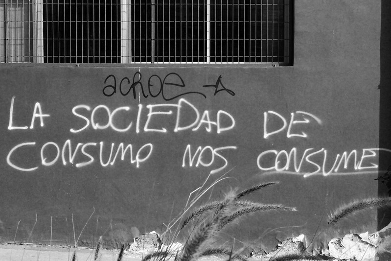 La Sociedad de consumo nos consume. Autor: Mario Felipe Espinoza, 13\07\2013. Fuente: Flickr. (CC BY-NC-ND 2.0)