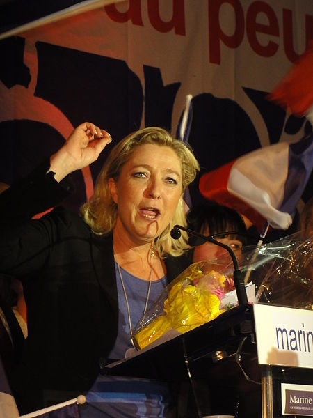 Hénin-Beaumont - Marine Le Pen en el Parlamento de los Invisibles el domingo. Autor: JÄNNICK Jérémy, 15/04/2012. Fuente: Wikimmedia Commons (CC BY 3.0)