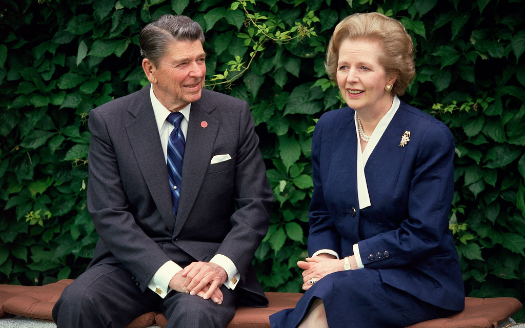 Margaret Thatcher junto a Ronald Reagan en 1987, los 2 políticos pioneros en implantar el neoliberalismo en occidente. Autor: Levan Ramishvili, 20/12/2019. Fuente: Flickr.com 