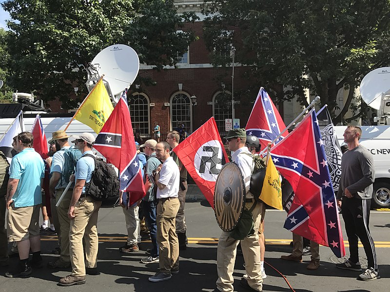Miembros de la altright durante la marcha de Charlottesville; se observan banderas confederadas, nazis y libertarias. Autor: Anthony Crider, 12/08/2017. Fuente: Wikimedia Commons (CC BY 2.0) 