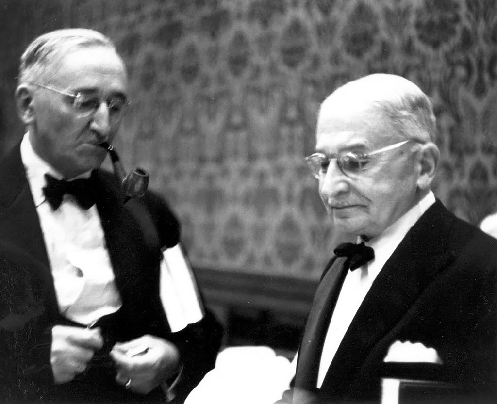 Fotografía de Ludwig von Mises y Friedrich Hayek, ideólogos ultraliberales e inspiradores de los libertarios. Autor: Levan Ramishvili, 30/11/2019. Fuente: Flickr.com 