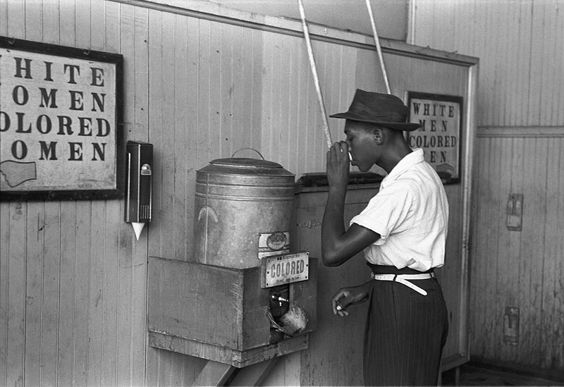 Afroamericano bebiendo de una fuente asignada a personas negras. Fuente: United States Library of Congress´s Prints and Photographs division.