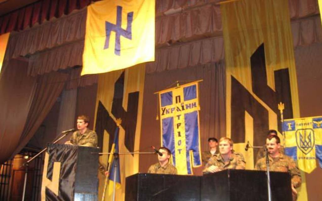 Andriy Biletsky se dirige al Segundo Congreso del Patriota de Ucrania, Kharkiv. Autor: Patriotas de Ucrania: 12/04/2008. Fuente: Wikimedia Commons (CC BY-SA 4.0)