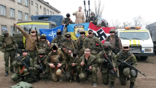 Batallón Azov posando con una esvástica y la bandera de la OTAN. Autor: Desconocido. Fuente: Twitter