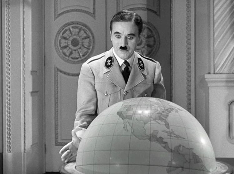 Charlie Chaplin como Adenoid Hynkel en un fotograma de El Gran Dictador