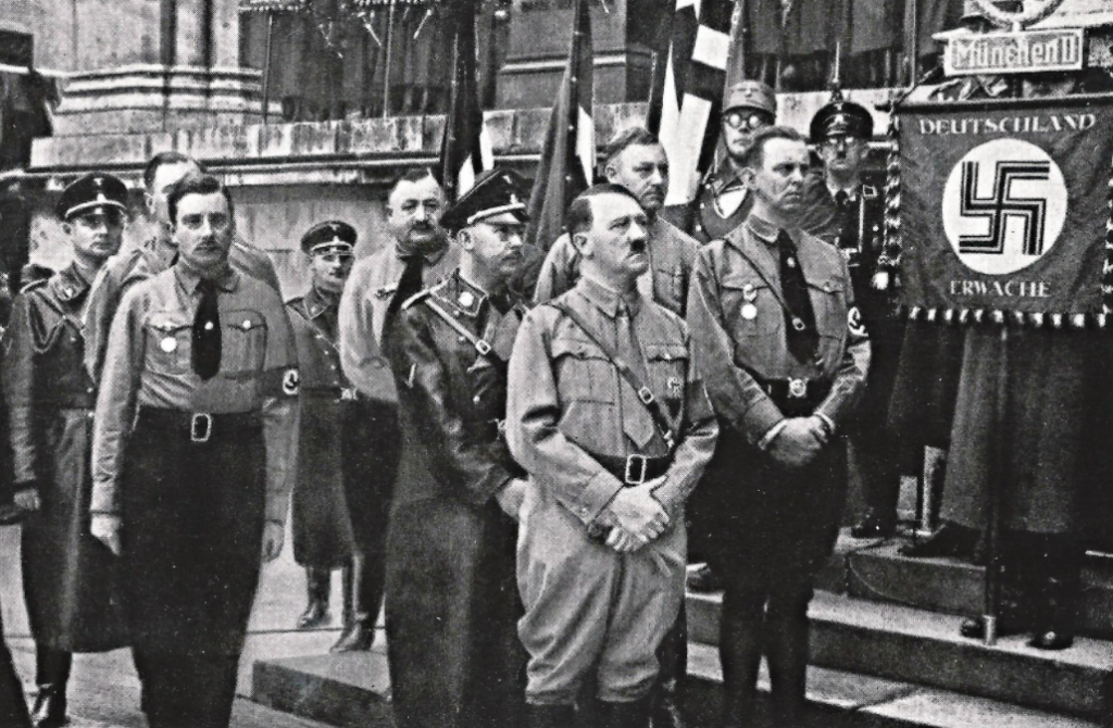 Adolf Hitler y otros jerarcas nazis. Autor: Desconocido, 1934. Fuente: Der Fuehrer (CC BY-NC-ND 2.0)