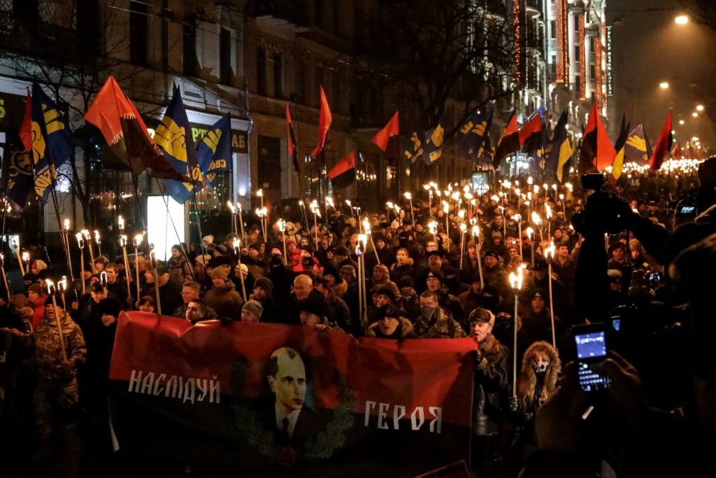 Los grupos Sector Derecho y Svoboda, de extrema derecha, marchan junto a una imagen de Stepan Bandera. Autor: ВО Свобода, 2015. Fuente: Wikimedia Commons (CC BY-SA 4.0)