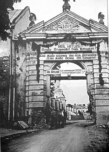 "¡Viva Hitler!¡Viva Bandera!…” se puede leer en la inscripción en el letrero en las puertas Glinskie del castillo Zhovkovsky (verano de 1941)