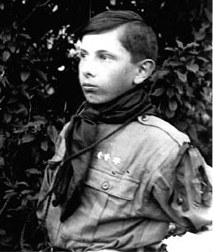 Stepan Bandera en 1923 con el uniforme del Plast