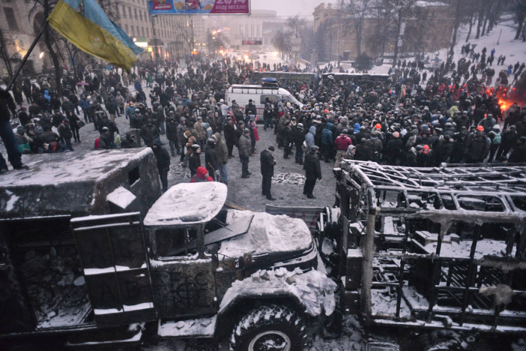 Protestas de Euromaidán, calle Dynamivska con vehículos calcinados. Autor: Mstyslav Chernov, 21/01/2014. Fuente: Wikimedia Commons (CC BY-SA 3.0).