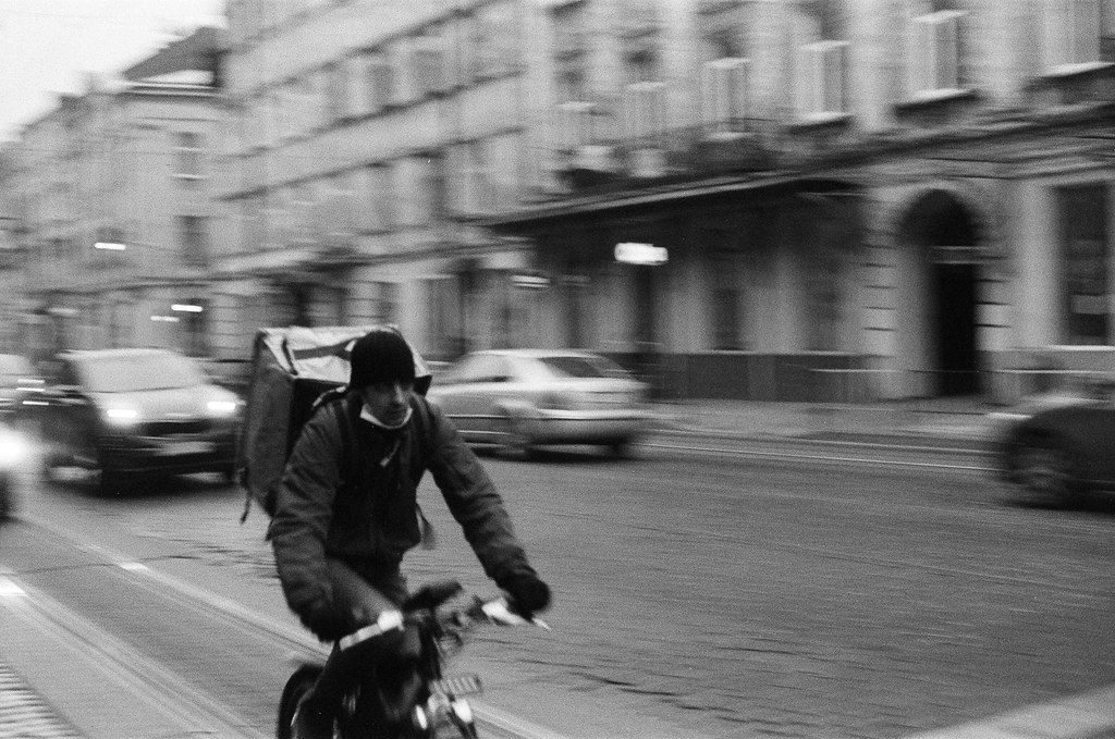 Un rider, repartidor a domicilio de plataformas digitales. Autor: Mykyta Nikiforov, 20/01/2021. Fuente: Flickr / CC BY 2.0