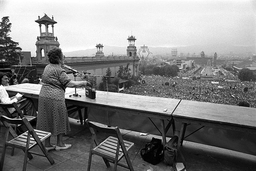 Federica Montseny habla en el histórico mitin de la CNT en 1977 durante la Transición. Autor: Manel Armengol, 02/07/1977. Fuente: Flickr / CC BY-SA 2.0