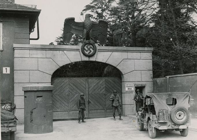Puertas de entrada del campo de concentración de Dachau. Autor: Desconocido, 1945. Fuente: 
National Archives Records of the Office of War Information (OWI) 208-AA-206K-11 