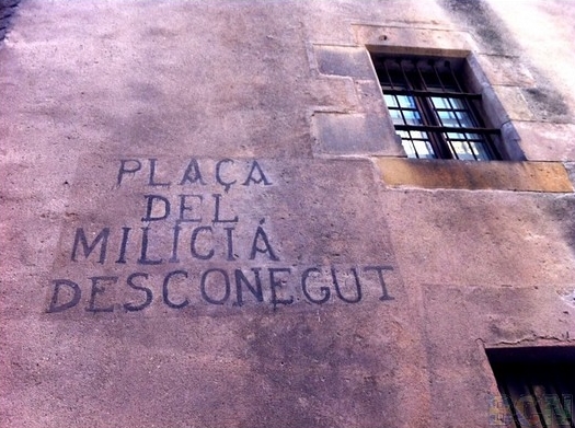 Fachada de la plaza Sant Josep Oriol, rebautizada ‘’Plaza del miliciano desconocido’’ durante la Guerra Civil, tapada por las tropas de Franco y redescubierta al limpiar las paredes de la Iglesia. Autor: myBCN, 15/11/2012. Fuente: Flickr (CC BY-SA 2.0).