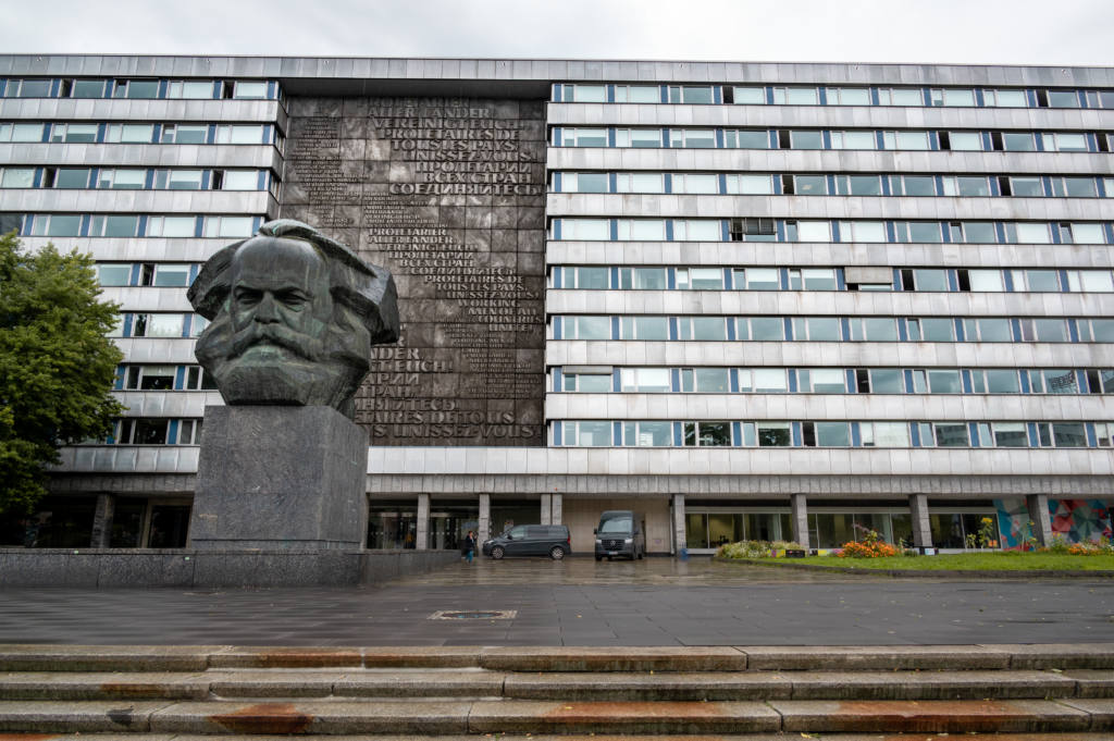 Monumento a Marx en Chemnitz, antiguamente parte de Alemania del Este. Autor: Ralf Steinberger, 15/09/2021. Fuente: Flickr / CC BY 2.0