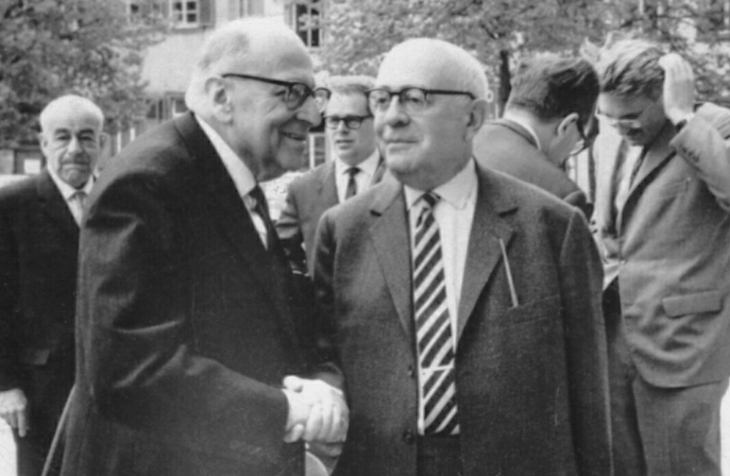 Horkheimer y Adorno, miembros de la Escuela de Frankfurt, estrechándose la mano. Autor: Jeremy J. Shapiro, abril 1964. Fuente: Wikimedia Commons / CC BY-SA 3.0