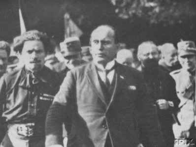 Benito Mussolini con las camisas negras del Partido Nacional Fascista. Autor: Desconocido. Fuente: Digger History website
