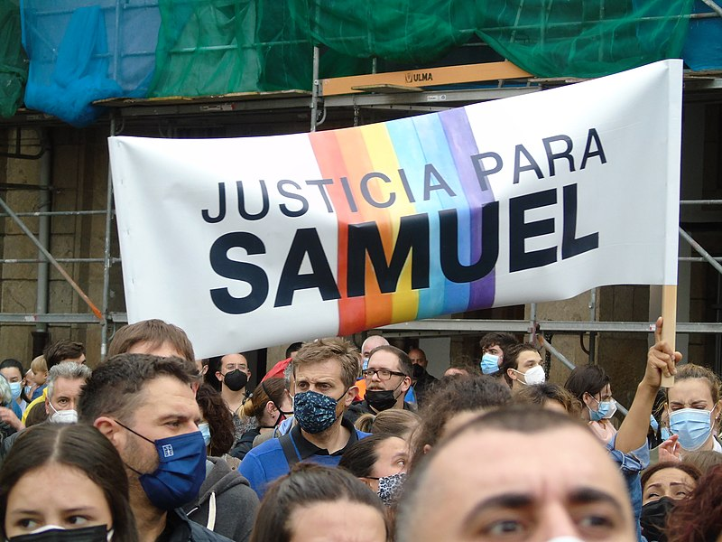 Manifestación contra el asesinato de Samuel Luiz, un joven de 24 años, en la Plaza de María Pita. Autor: Fernando Losada Rodríguez, 05/07/2021. Fuente: Wikimedia Commons / CC BY-SA 4.0