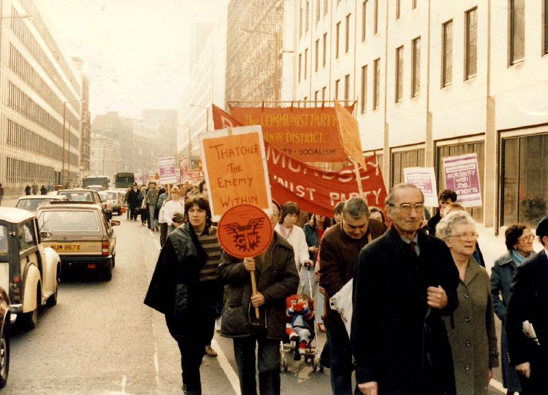Manifestación minera marchando por Londres en 1984. Autor: Nicksarebi, 08/11/2008. Fuente: Flickr / CC BY 2.0