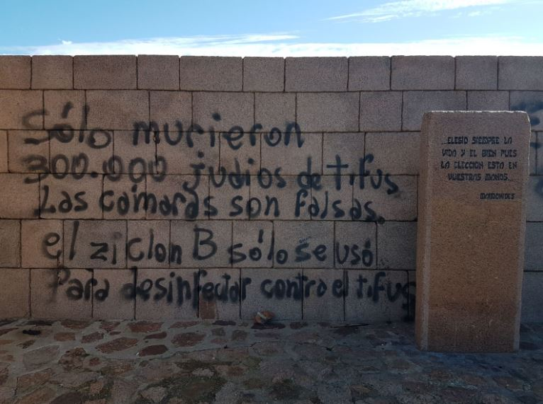 Graffiti en un muro en memoria de las víctimas del Holocausto en Uruguay negando los hechos históricos. Autor: Desconocido, 17/10/2017. Fuente: Wikimedia Commons / CC BY-SA 4.0.
