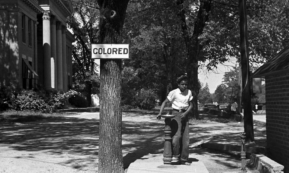 Fuente pública para personas negras en Estados Unidos, en algún momento de los años 20. Autor: Desconocido. Fuente: Pixbay. Dominio Público.