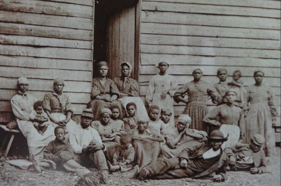 Esclavos durante el periodo de esclavitud estadounidense en el sur en la plantación Boone Hall, en el siglo XIX. Autor: Denisbin. Fuente: Flickr /  CC BY-ND 2.0.