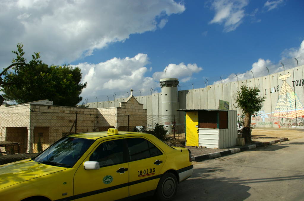 Muro de separación en un barrio de Belén. Autor: Bgabel. 23/02/2009. Fuente: Wikimedia Commons  / CC BY-SA 3.0 